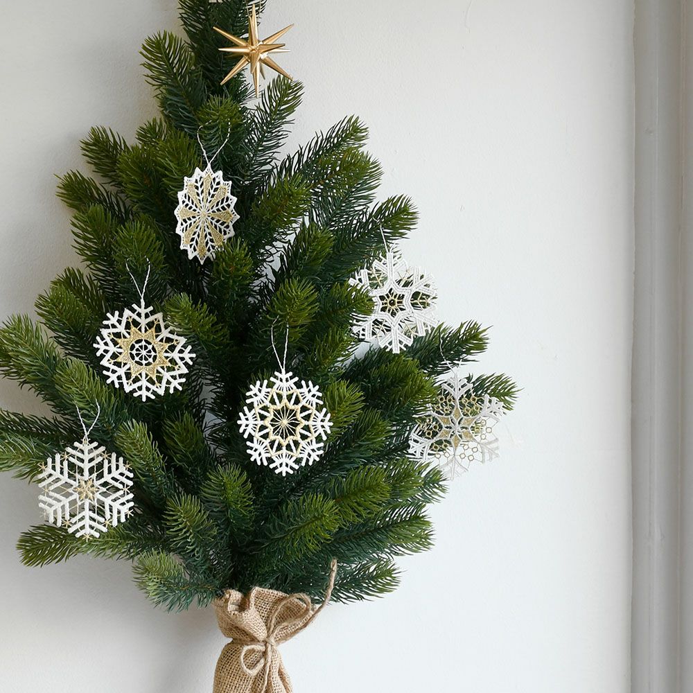 【早期購入特典！削り木のオーナメントプレゼント】 壁掛け式 クリスマスツリーセット プラウエンレース6枚 木製オーナメント1個（アルビン・プライスラー） 国内正規品